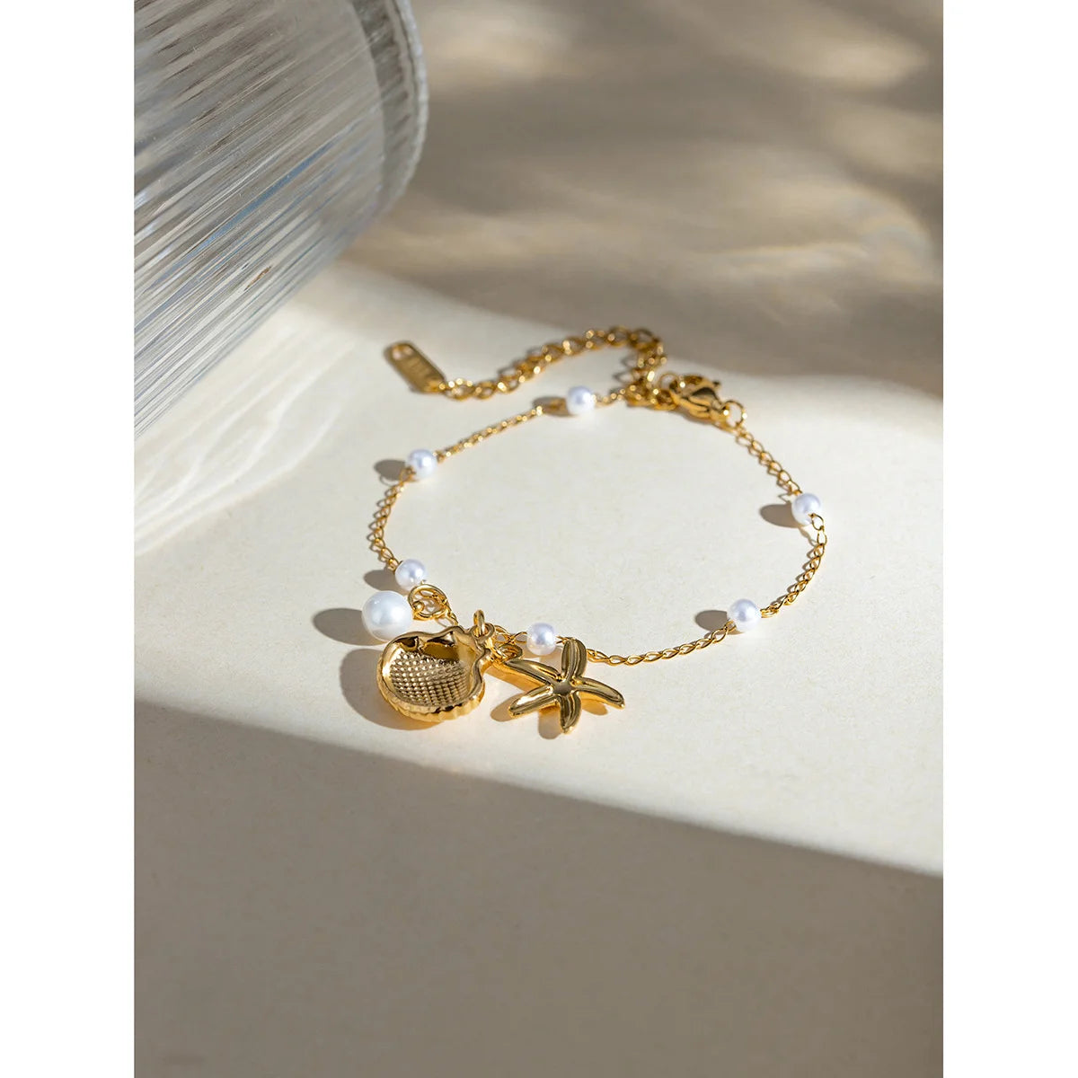 Fashion Jewelry 18K Gold Stainless Steel Pearl Chain with Summer Shell & Starfish Pendant Bracelet